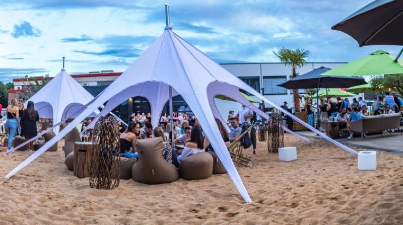 Beach-Bereich mit zwei Sternzelten und Sitzsäcken am Abend