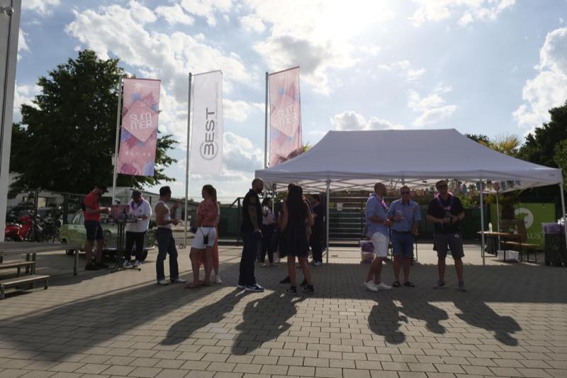 Gäste vor dem Pavillon beim Firmensommerfest
