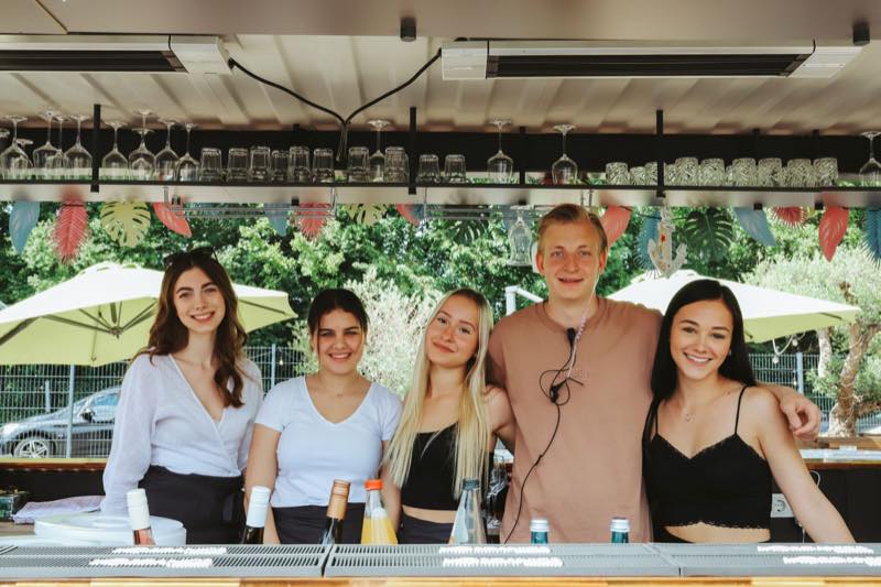 Fünfköpfiges Serviceteam hinter der Bar