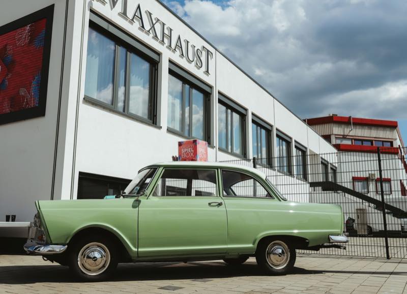 Oldtimer vor dem Maxhaust-Gebäude