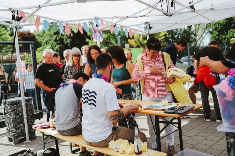 Empfangstisch unter dem Pavillon beim Sommerfest