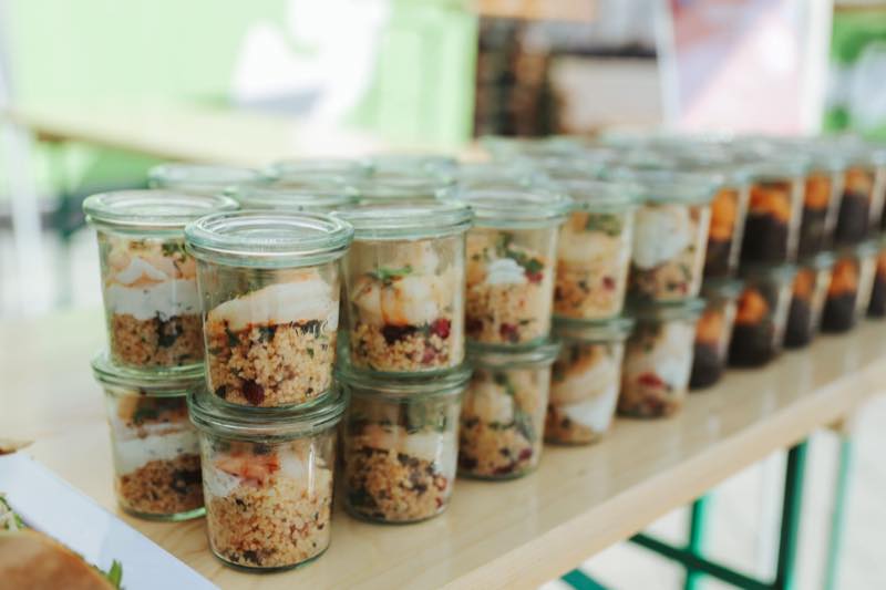 Couscous-Salate im Glas, aufgereiht auf dem Buffet