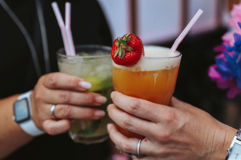 Zwei Cocktails werden angestoßen