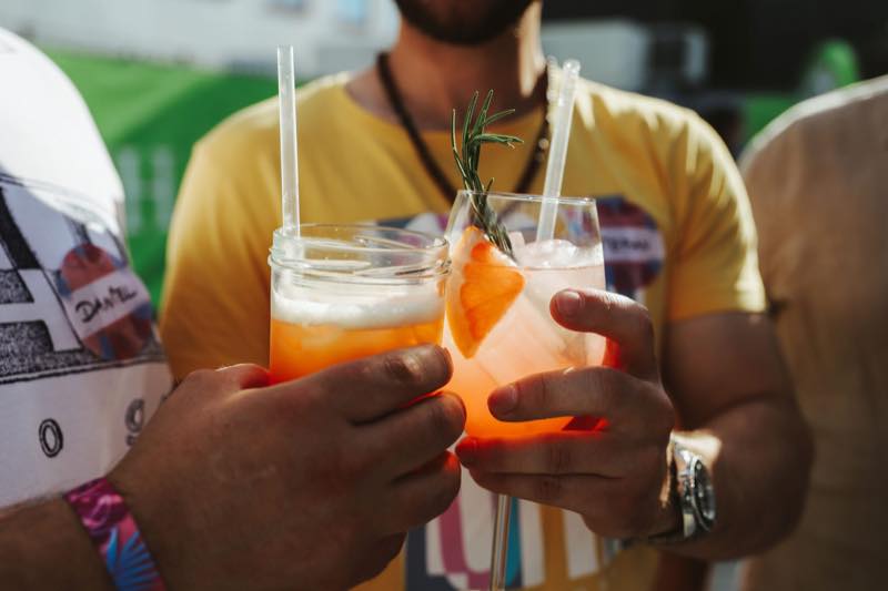 Gäste stoßen mit Sommerdrinks an