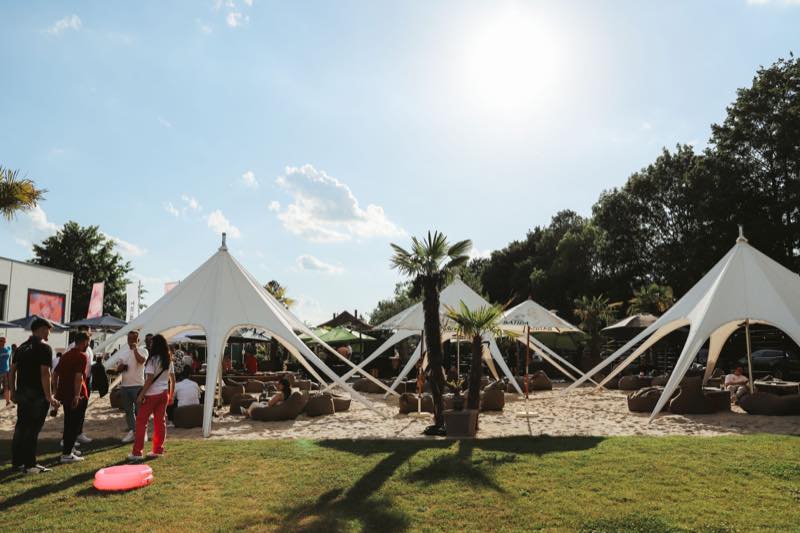 Sternzelte im Sandbereich im Gegenlicht