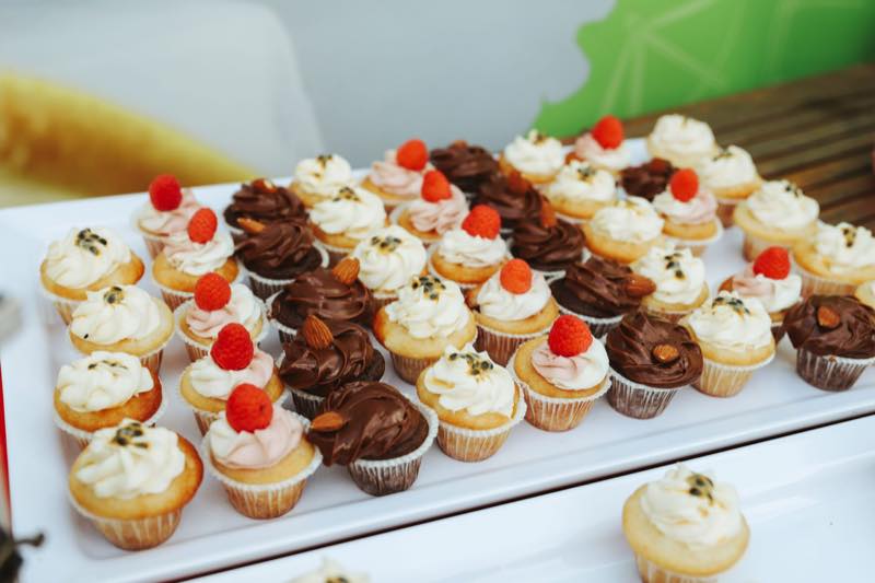 Cupcakes mit Beeren auf der Servierplatte