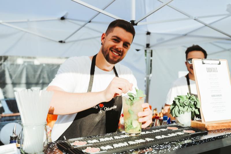 Barkeeper rührt einen Mojito an der Cocktailbar