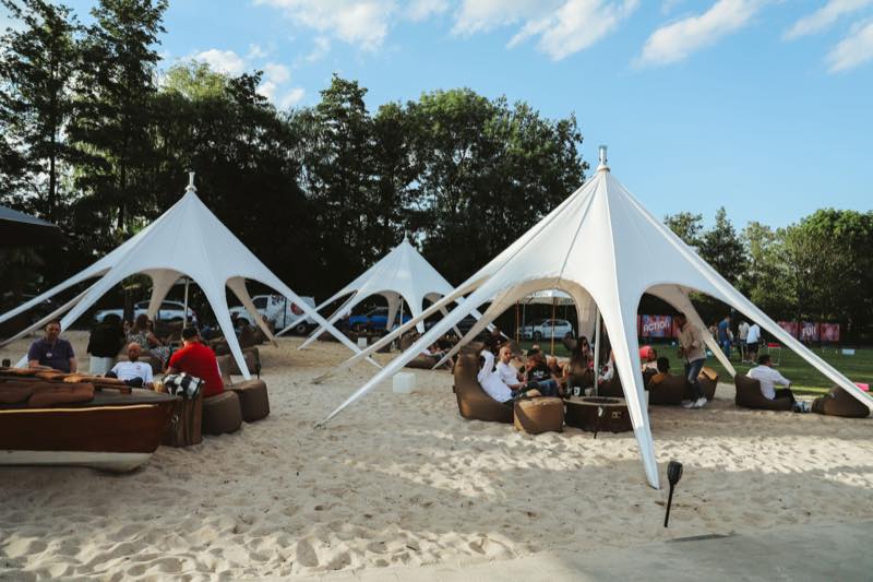 Gäste unter den Sternzelten im Sandbereich