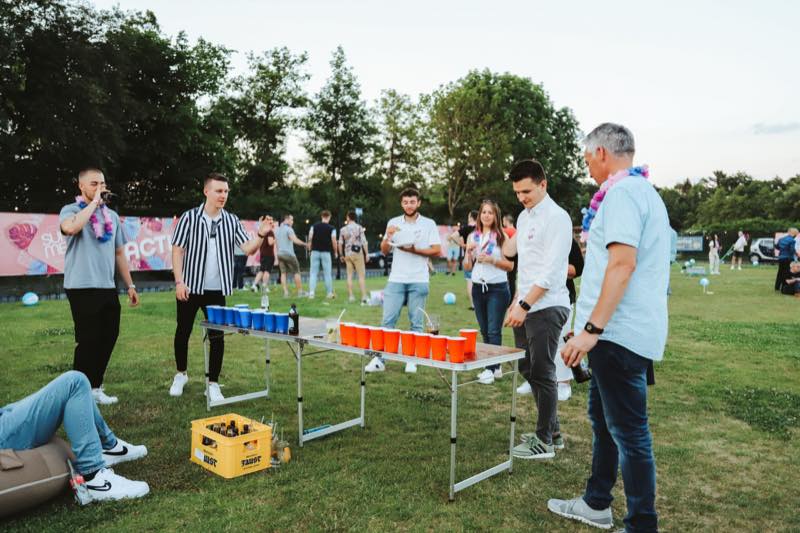 Bier Pong auf der Wiese