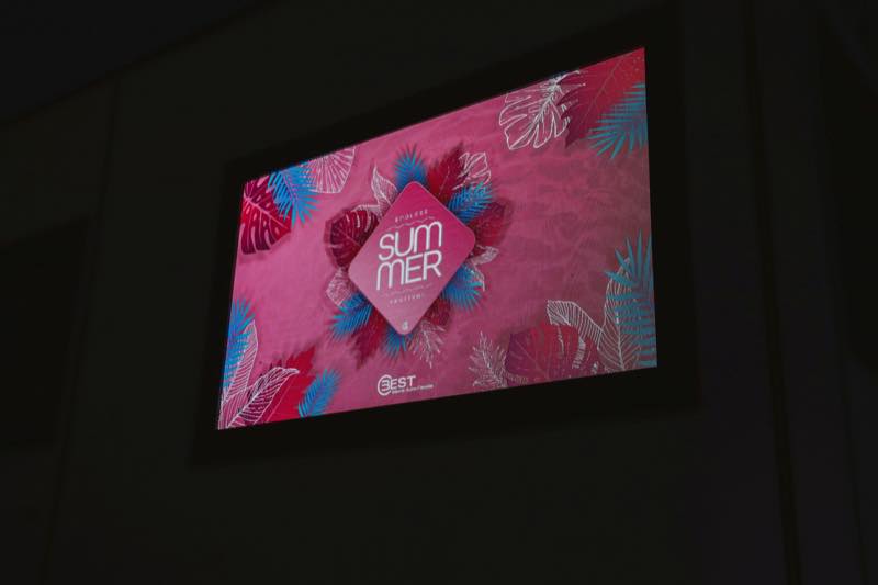 Großbild-LED-Wand mit dem Motiv des Sommerfests