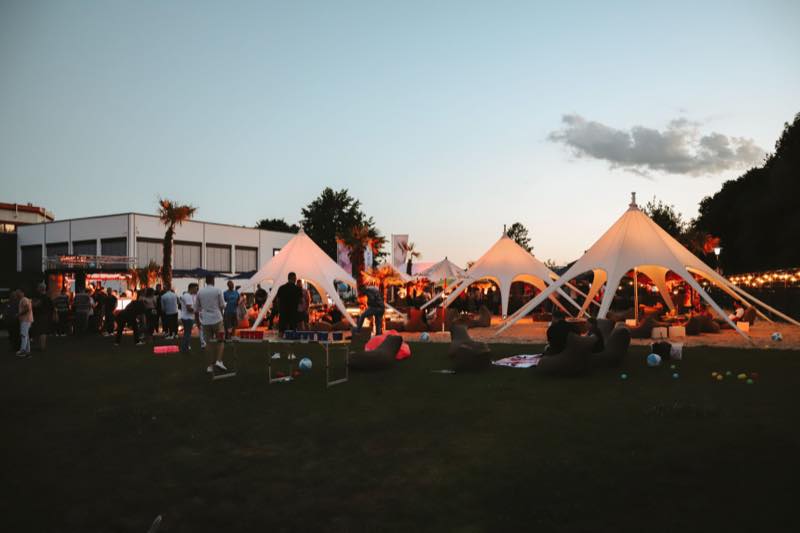 Sternzelte und Gäste im Sonnenuntergang